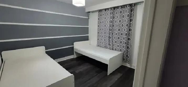 SHARED ROOM SPACE AVIALABLE IN SCARBOROUGH CALL 647-710-4806