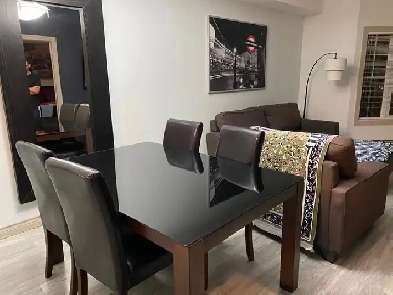 1-Bedroom Condo in Royal Oak NW – Parking & Laundry