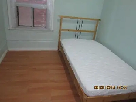 SPACIOUS AND CLEAN ROOM (WELLINGTON ST. N & WILSON AVE.)