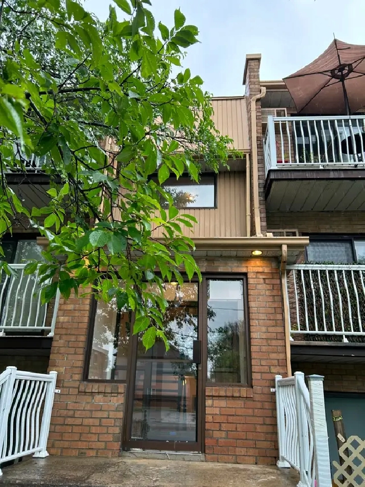 VIMONT, LAVAL grand spacieux 4½ NOVEMBRE sixplex 2 stat ensollei