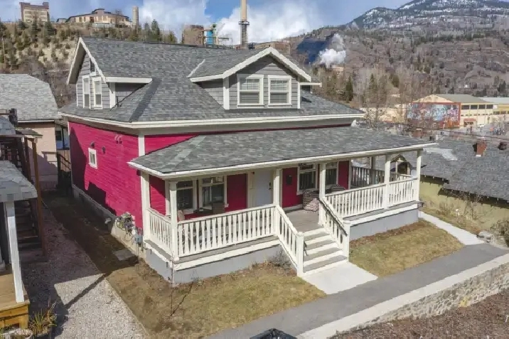 Top Floor Apartment in Renovated Heritage House