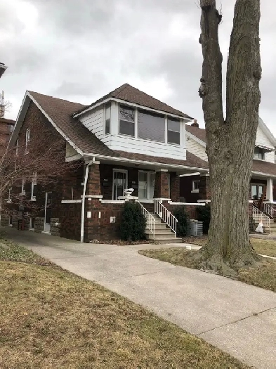 2 bedrooms 1 bathroom apartment upper unit