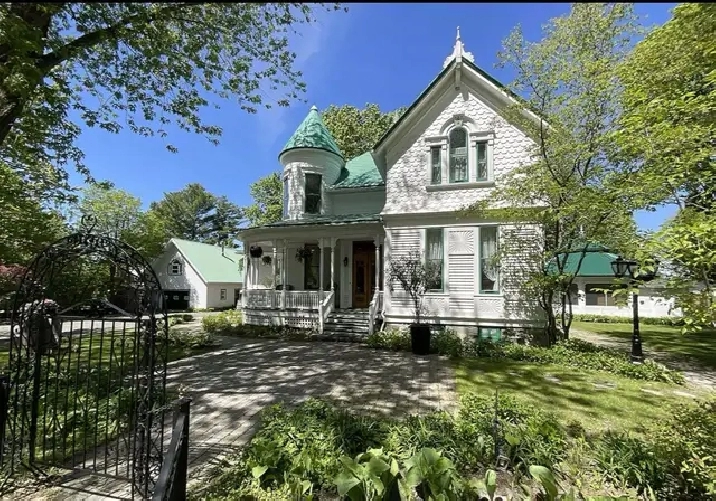 MAGNIFIQUE MAISON VICTORIENNE ANCESTRALE AU BORD DE L’EAU