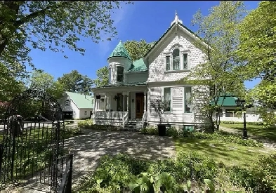 MAGNIFIQUE MAISON VICTORIENNE ANCESTRALE AU BORD DE L’EAU