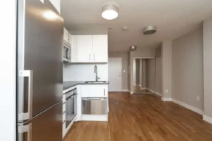 Renovated Bachelor at St. Clarens and Lansdowne - ID 1750