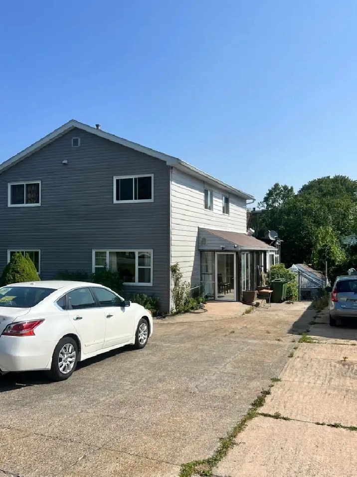 2 UNITS AVAILABLE - 3 BR 1.5 BATHROOM DUPLEX CLOSE TO AMENITIES