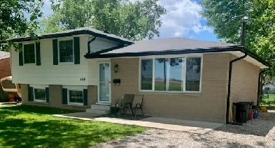 MOTIVATED SELLER! – RENOVATED 3 1 BEDROOM HOME IN AMHERSTBURG!