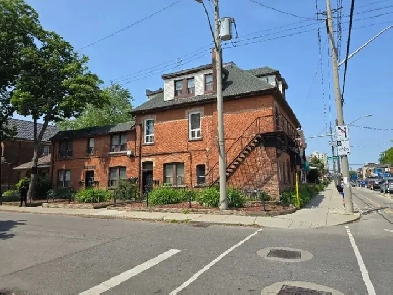 ($1250 fully renovated 1bedroomt on 1st floor apt.)