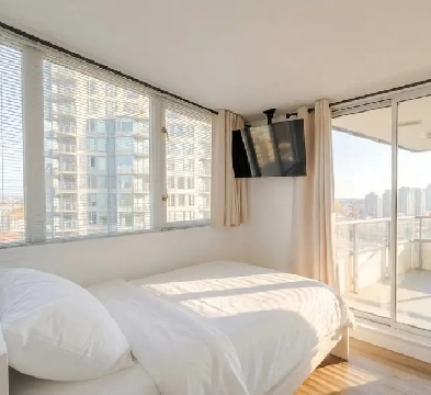 Furnished Ensuite Room, Free Perks, Walk to School: 63 Keefer Pl