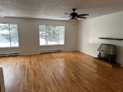 Main-floor three bedroom apartment in Val Caron