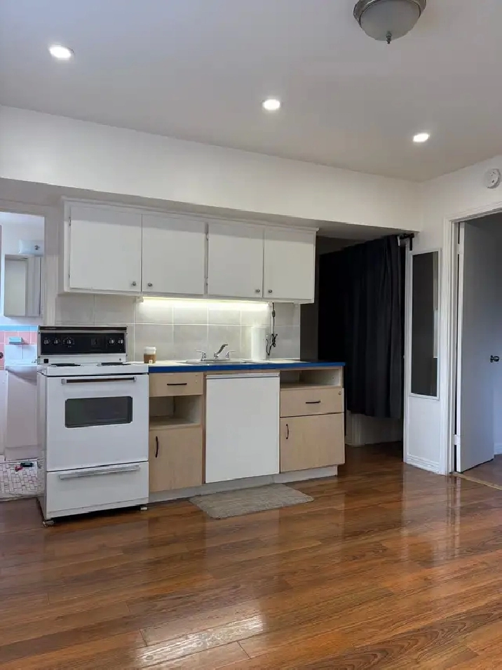 NDG, 2 1/2 $950 2058 Grand Boulevard, ground floor