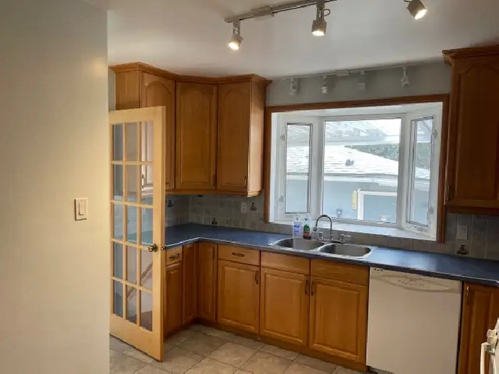 3BR Main Floor near University of Calgary - Charleswood NW