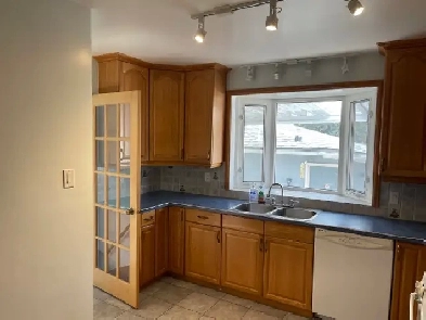 3BR Main Floor near University of Calgary - Charleswood NW