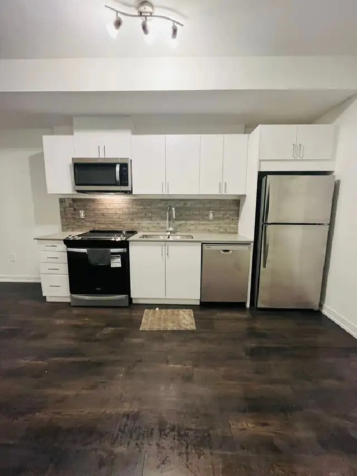 PRIVATE ROOM AVAILABLE IN NORTHYORK