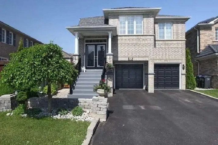 Beautiful 3 B/R Detached Home Near Mount Pleasant