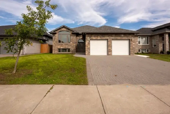 Luxury 3-Bedroom Home with Private Yard in River Terrace