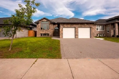 Luxury 3-Bedroom Home with Private Yard in River Terrace