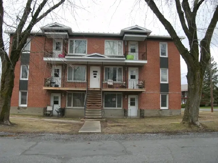 Large 5 ½ in Bedford, Qc at 805$/month
