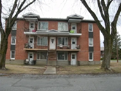 Large 5 ½ in Bedford, Qc at 805$/month