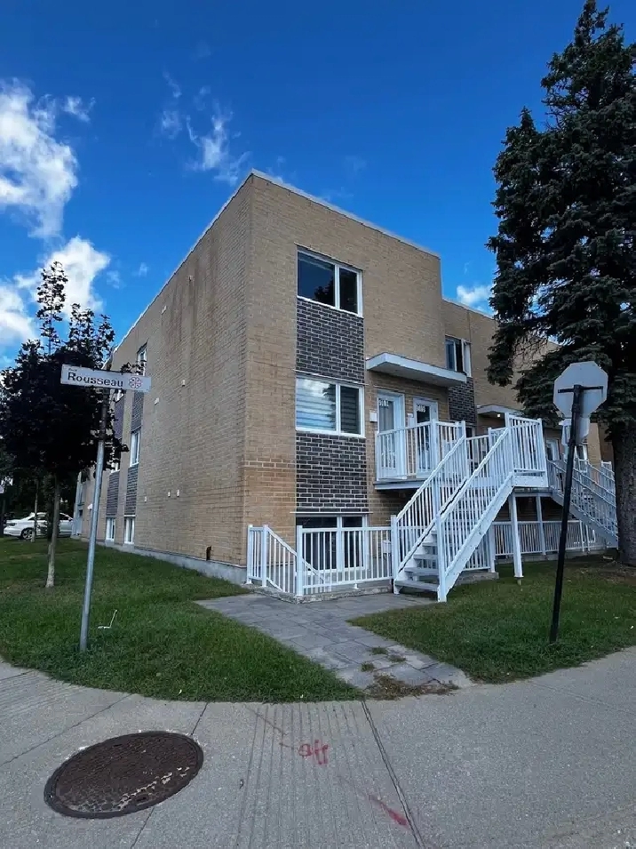 LOGEMENT 5 ½ AVEC GRANDE TERRASSE   STATIONNEMENT   CABANON