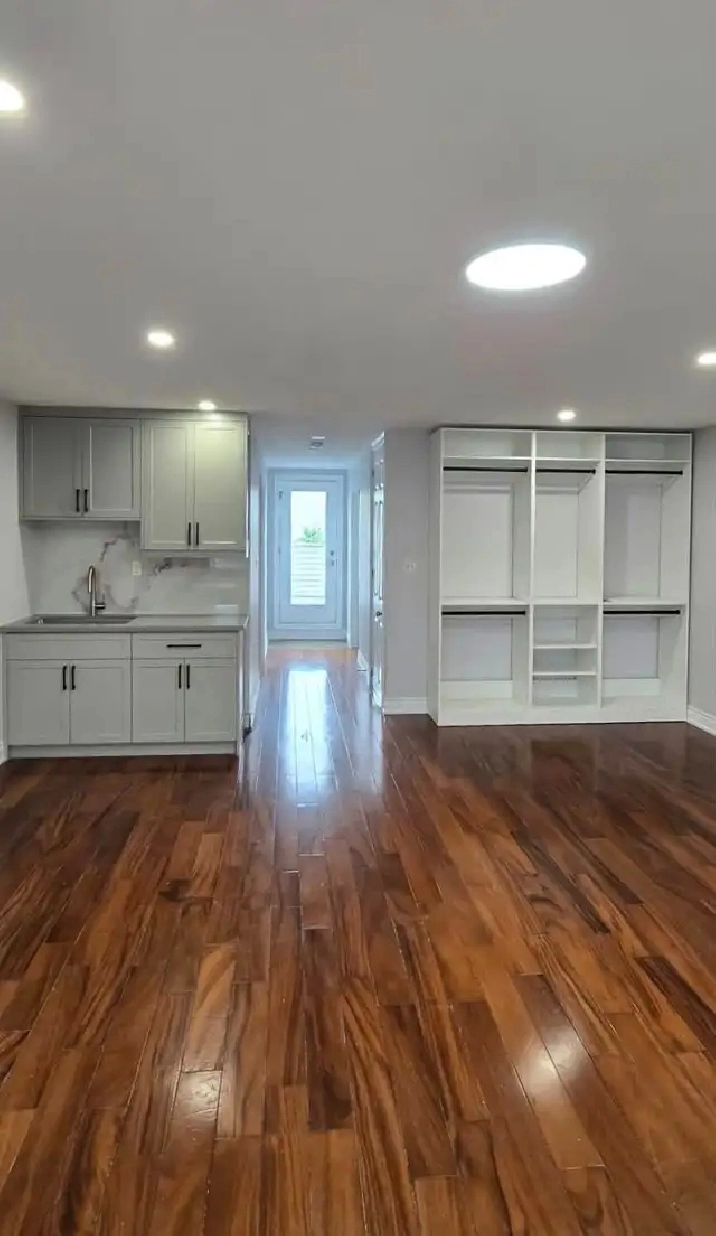 YorkU- Private Bachelor - Upper unit