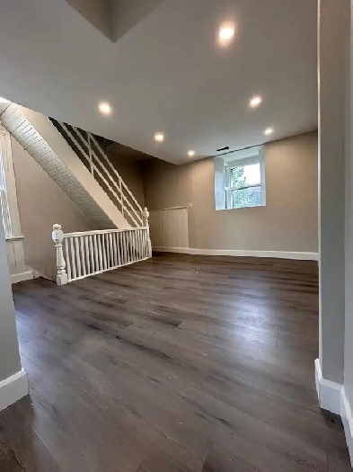 2-Bedroom Apt in Beautiful Heritage Edwardian House w/ Parking