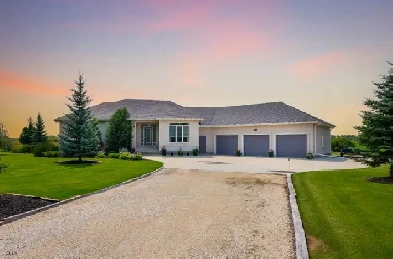 Meticulously cared for 3bdrm 3bth Bng w/oversized tpl garage