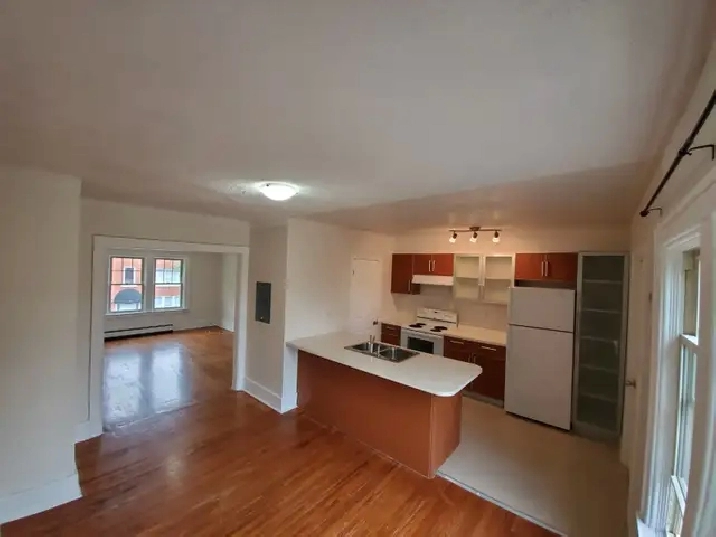 Walkerville - 2 bedroom apartment - contact 519-566-8228