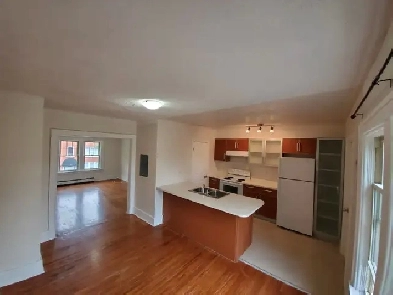 Walkerville - 2 bedroom apartment - contact 519-566-8228