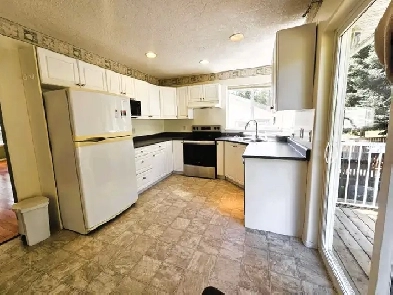 Spacious Upper 3 Bedroom, 2 Bathroom suite in Broomhill, Sooke