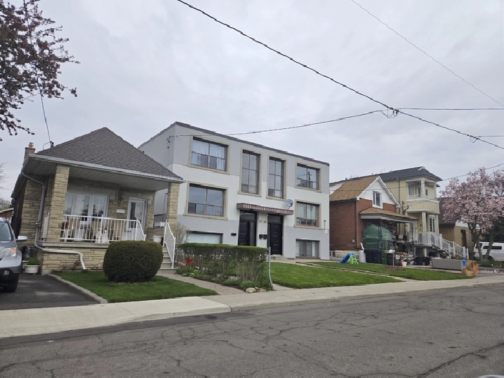 Spacious 3-Bedroom Apartment near KeelesDale Station