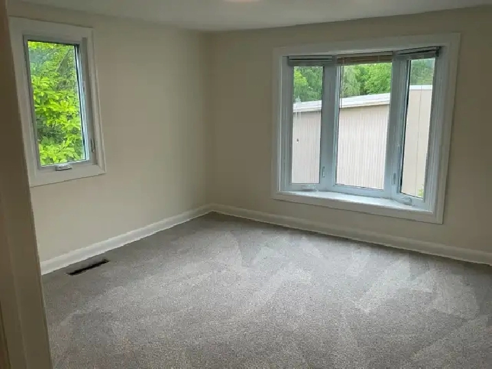 NEWMARKET-UPPER 3 BEDROOM-GREAT LOCATION