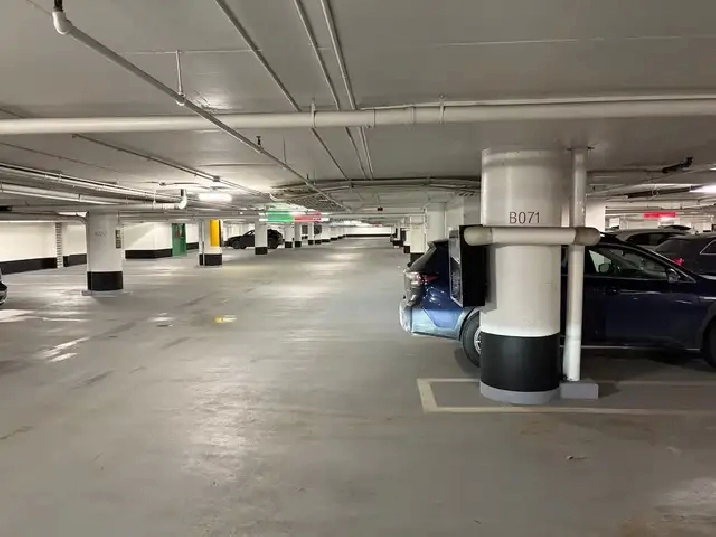 Parking Downtown - Adelaide & Spadina