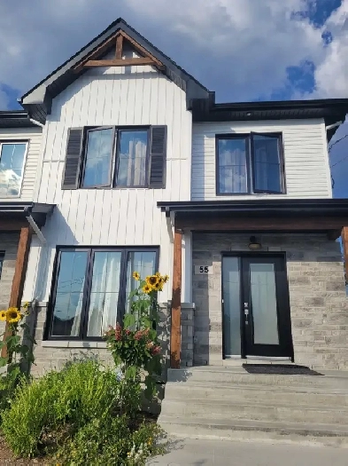MAISON DE VILLE NEUVE À LOUER | SAINTE-CLOTILDE 2 200 $