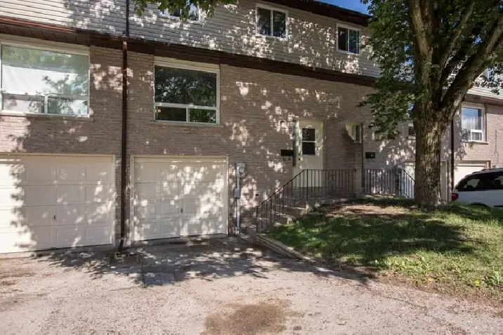 ORILLIA: Village Green Townhomes - Available Now!