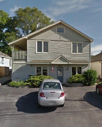 Dundas 1 bd rm   den close to Mcmaster in small quiet building