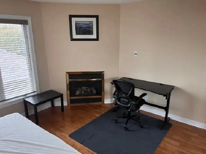 1 NOV - Female Student Furnished Room at Bank/Walkley