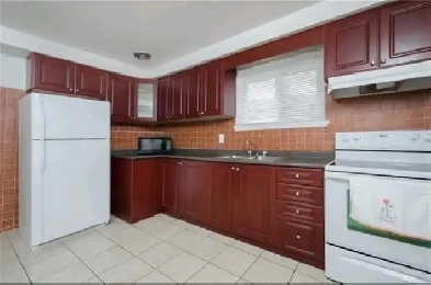 3 Bdrm Top Floor for Rent – Brampton (Kennedy & Steeles), Priv