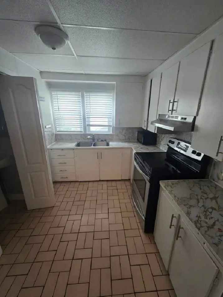 1 Bedroom Apartment in older home close to Forum