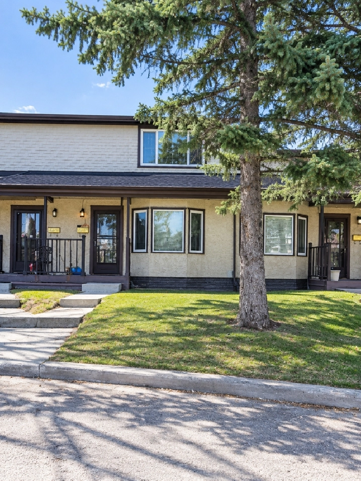 3-BEDROOM TOWNHOUSE   FINISHED BASEMENT   PRIVATE FENCED YARD