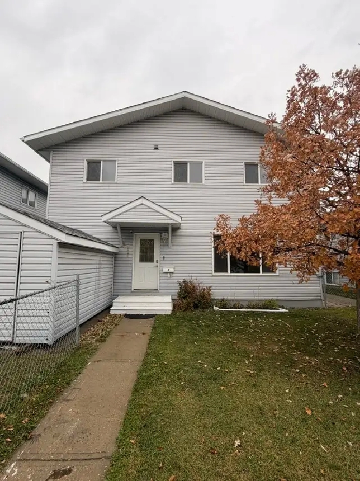 #8604 - 3 Bed/1.5 Bath Duplex Available Now! Rent $1600