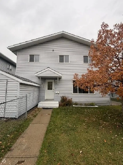 #8604 - 3 Bed/1.5 Bath Duplex Available Now! Rent $1600