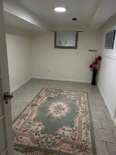 Furnished Room $750 All-Inclusive – Markham & Sheppard, Near Cen