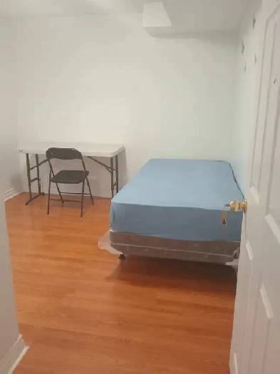Private room Available immediately McCowan and Steeles.