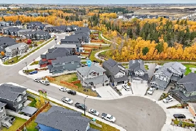 STUNNING CUSTOM ESTATE | 5 BEDROOMS | 2 FIREPLACES | TRIPLE GAR