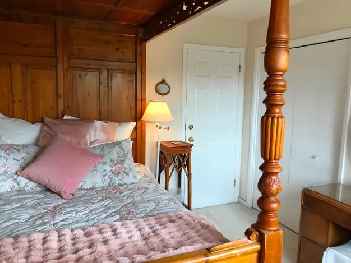 JAN 1 Female Student Walk to TRU from lovely Queen bedroom