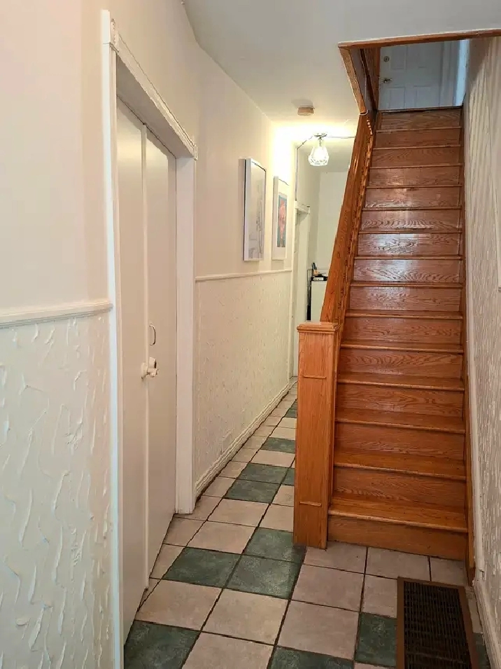 Nice Room for Rent - Western Downtown Toronto (Female only)
