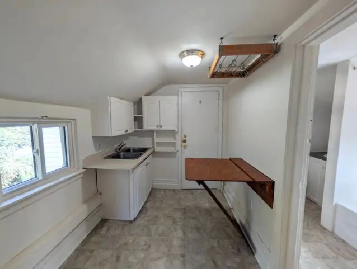 42 Leeper St, St. Catharines - All Inclusive Bachelor Unit