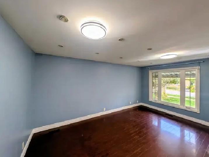 Main floor @ Poplar Road with 3 Bedroom and 2 Washroom available