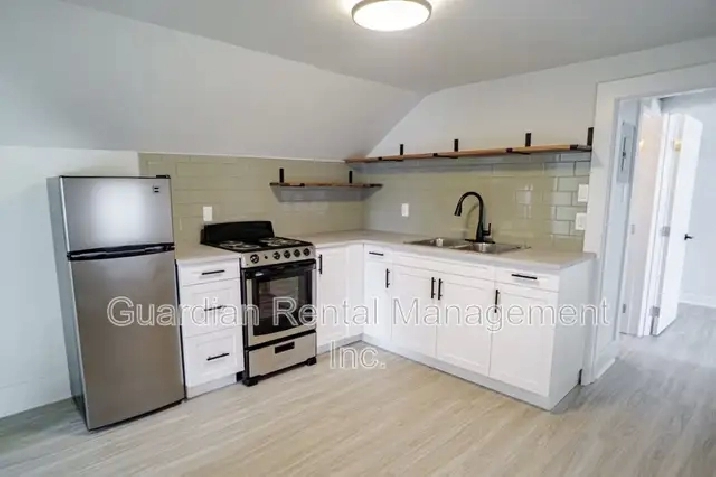 1 Bed, 1 Bath, Upper level unit - 314 Ambrose St - $1700/month